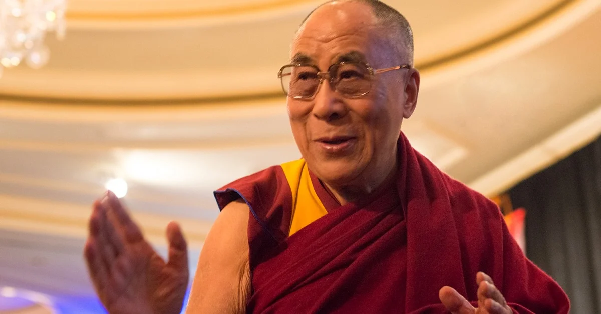Bild (Tenzin Gyatso, 14. Dalai Lama, 2014): Minette Layne via Flickr [CC BY 2.0} (Bild zugeschnitten)