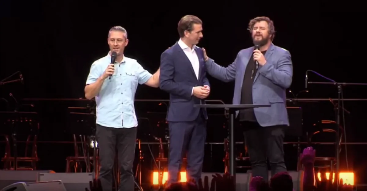 Altkanzler Sebastian Kurz nimmt das „Segensgebet“ entgegen. Bild: Screenshot YouTube / kath.net „Gebet für Sebastian Kurz bei AWAKENING EUROPE in WIEN – 16.6.2019“ (0:21 min)