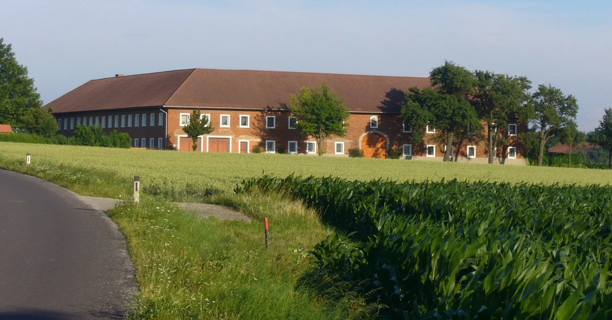 Symbolbild (Vierkanthof im Mostviertel als Zeichen der Regionalität): Calauer via Wikimedia Commons [CC BY-SA 3.0] (Bild zugeschnitten)
