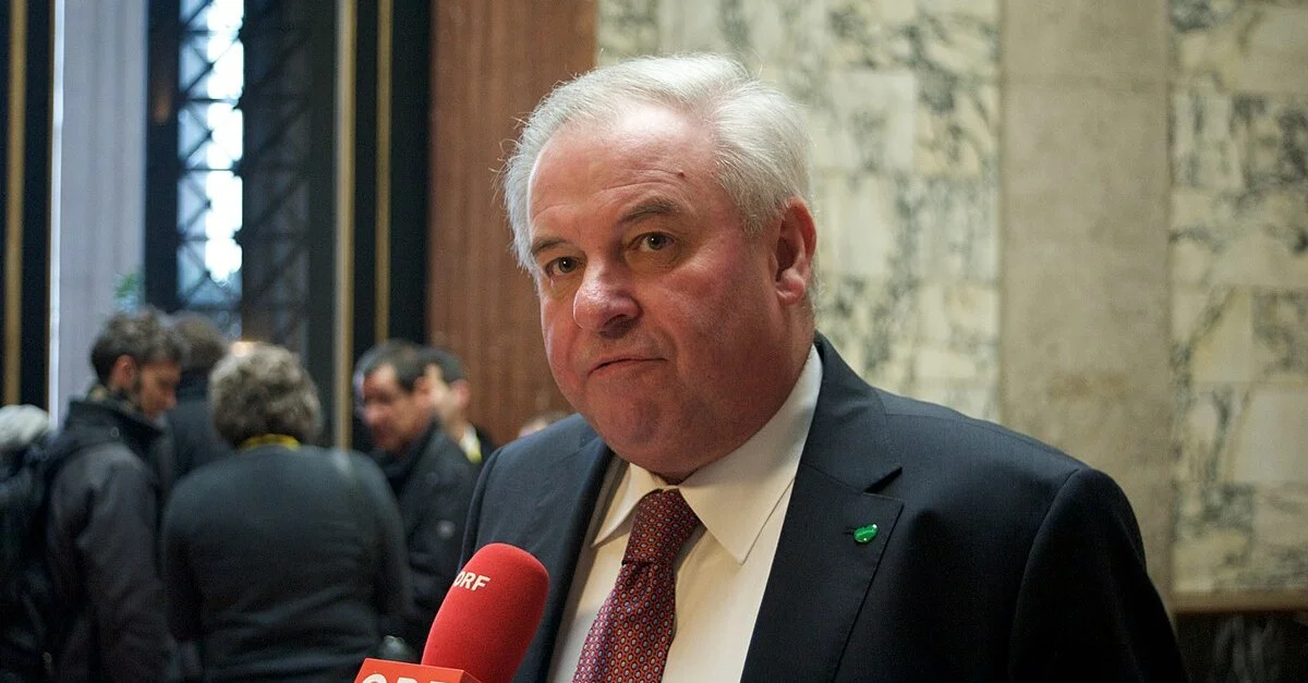 Bild: Landeshauptmann Hermann Schützenhöfer / Gregor Tatschl from Österreich [CC BY-SA 2.0], via Wikimedia Commons (Bild zugeschnitten)
