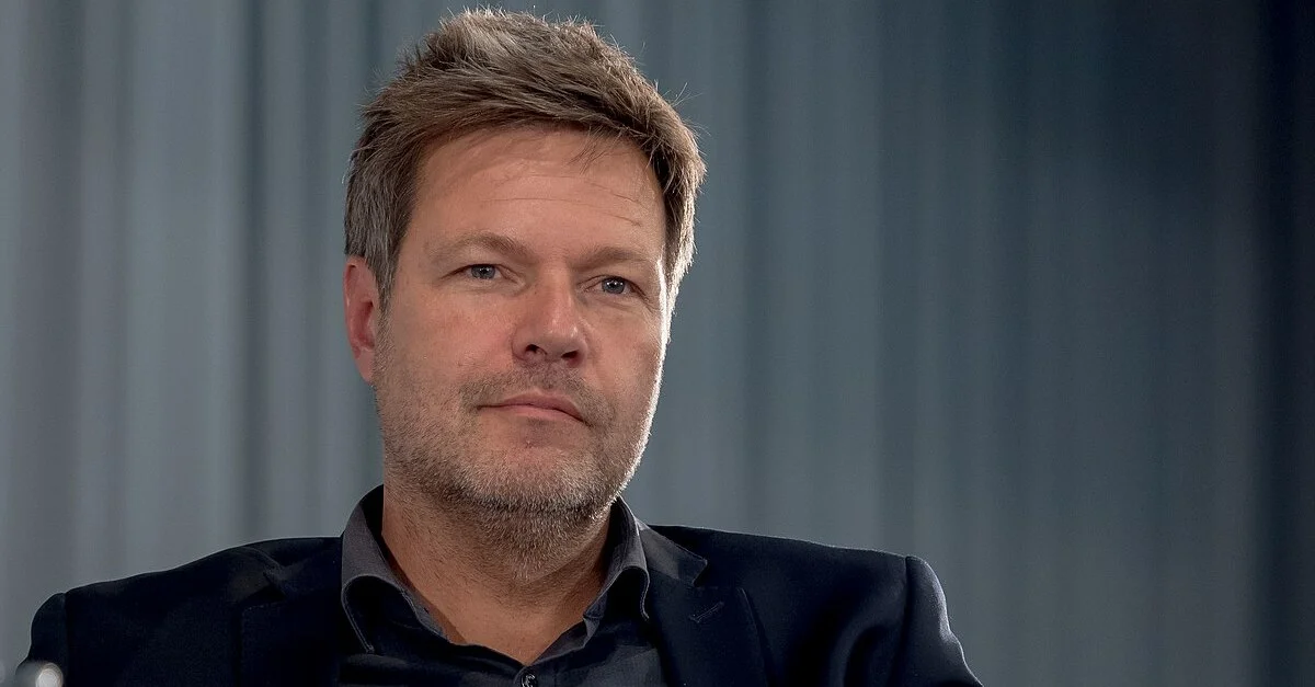 Bild (Dr. Robert Habeck, Bundesvorsitzender Bündnis90/Die Grünen): Heinrich-Böll-Stiftung from Berlin, Deutschland [CC BY-SA 2.0], via Wikimedia Commons (Bild zugeschnitten)
