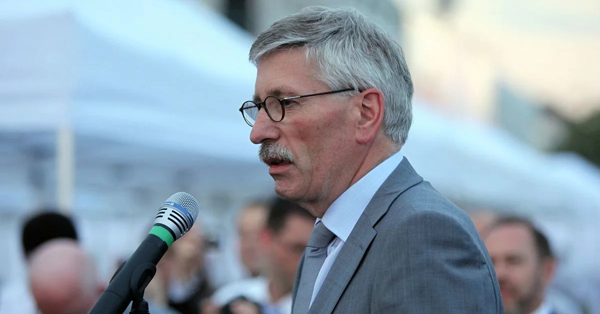 Bild (Thilo Sarrazin): Thilo_Sarrazin030709.jpg: Ninaderivative work: Saibo (Δ) [CC BY-SA 3.0], via Wikimedia Commons (Bild zugeschnitten)
