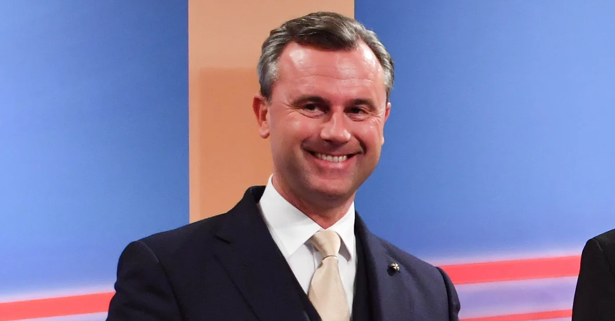 Bild: FPÖ-Klubobmann Norbert Hofer / Ailura, CC BY-SA 3.0 AT [CC BY-SA 3.0 at], via Wikimedia Commons (Bild zugeschnitten)
