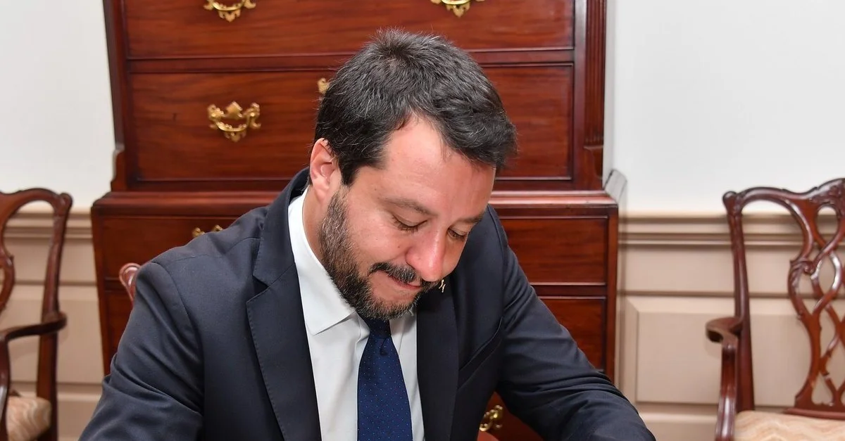 Symbolbild (Matteo Salvini): U.S. Department of State / Italian Deputy Prime Minister Salvini Signs Secretary Pompeo Guestbook via Flickr [U.S. Government Works] (Bildausschnitt) 
