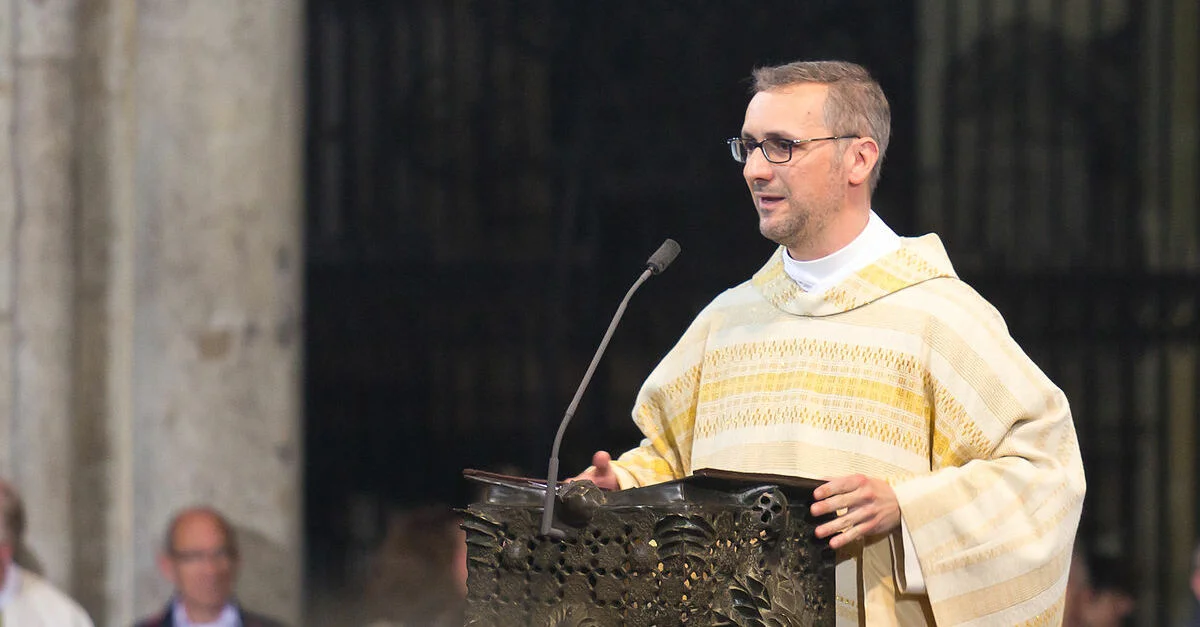 Bild: Erzbischof Stefan Heße / © Raimond Spekking, via Wikimedia Commons (Bild zugeschnitten)