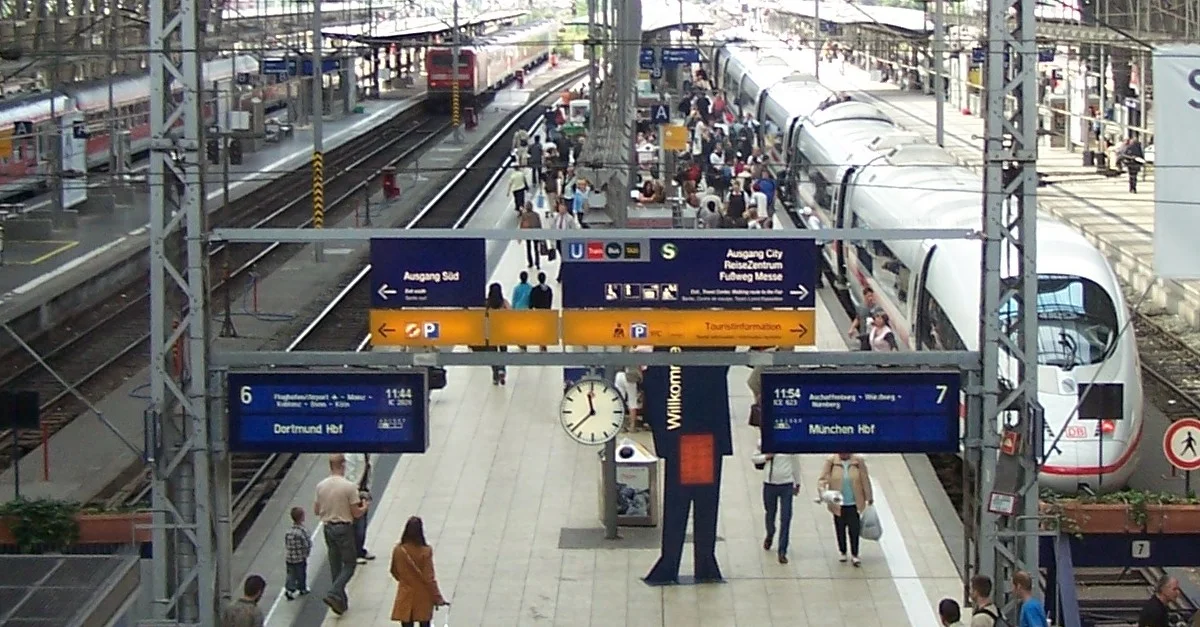 Bild: Frankfurter Hauptbahnhof / Urmelbeauftragter (talk | contribs | Gallery)  (German Wikipedia)Deutsch:    Gesamtzahl meiner hochgeladenen Dateien:  891English:    Total number of my uploaded files:  891Jürgen Heegmann (juergen.heegmann@web.de) [CC BY-SA 3.0], via Wikimedia Commons (Bild zugeschnitten)
