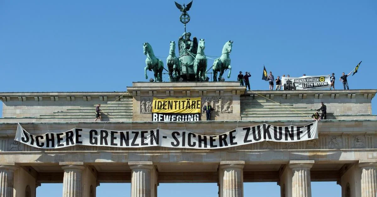 Bild (Aktion der Identitären Bewegung auf dem Brandenburger Tor):  Reuters dpa/jm [CC BY-SA 4.0], via Wikimedia Commons (Bild zugeschnitten)
