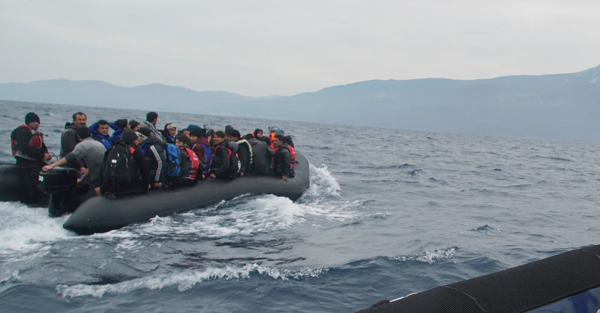 Symbolbild: Migranten auf einem Schlauchboot / Mstyslav Chernov/Unframe [CC BY-SA 4.0], via Wikimedia Commons (Bild zugeschnitten)
