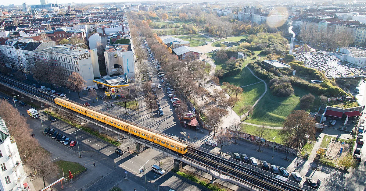 Bild: Der Görlitzer Park in Berlin-Kreuzberg / Boris Niehaus [CC BY-SA 3.0], via Wikimedia Commons (Bild zugeschnitten)
