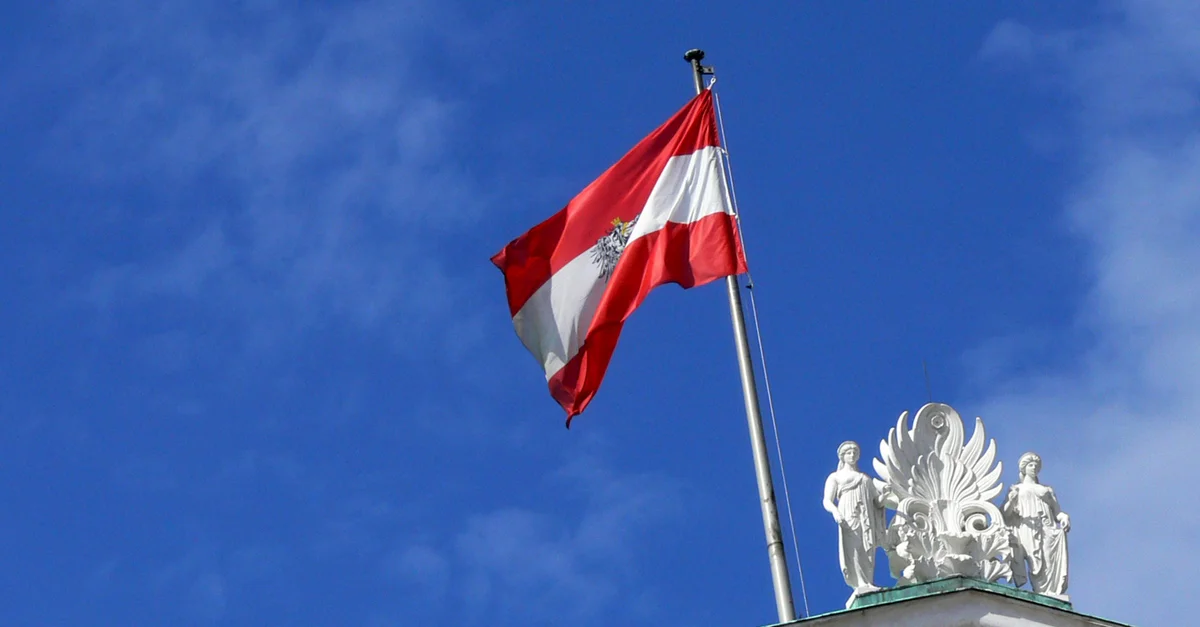 Symbolbild: Flagge von Österreich / Ursularegina [CC BY-SA 3.0 at], via Wikimedia Commons (Bild zugeschnitten)
