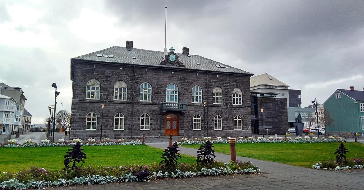 Das Alþingi, das Parlament von Island, in Reykjavík. Bild: Sikeri/Alþingi via Wikimedia Commons [CC BY 2.0] (Bild zugeschnitten)
