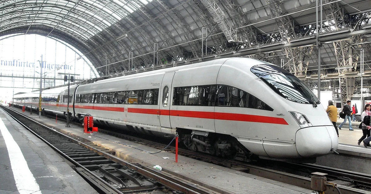 Symbolbild (ICE-Garnitur in Frankfurt/Main Hbf.): Jivee Blau via Wikimedia Commons [CC BY-SA 3.0] (Bild zugeschnitten)
