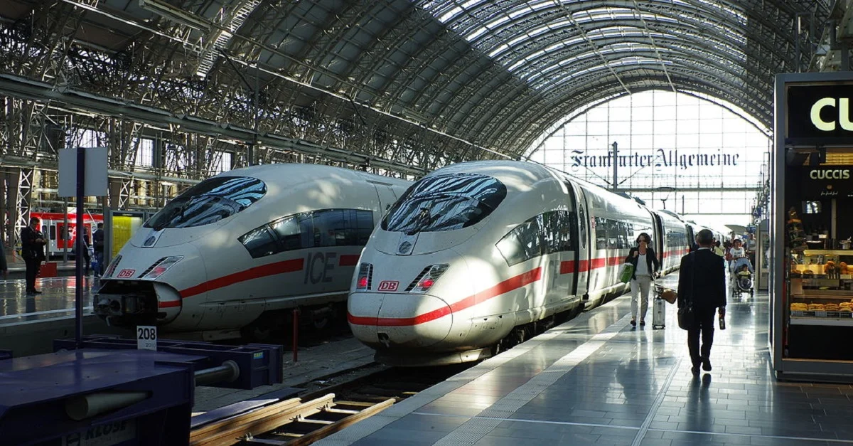 Symbolbild (ICE-Züge in Frankfurt/Main Hbf.): DrKssn via Wikimedia Commons [CC BY-SA 3.0] (Bild zugeschnitten)
