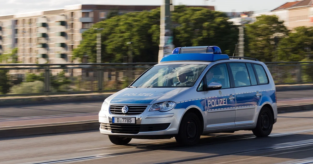 Bild: Polizei Berlin / von Sebastian Rittau [CC0], von Wikimedia Commons (Bild zugeschnitten)
