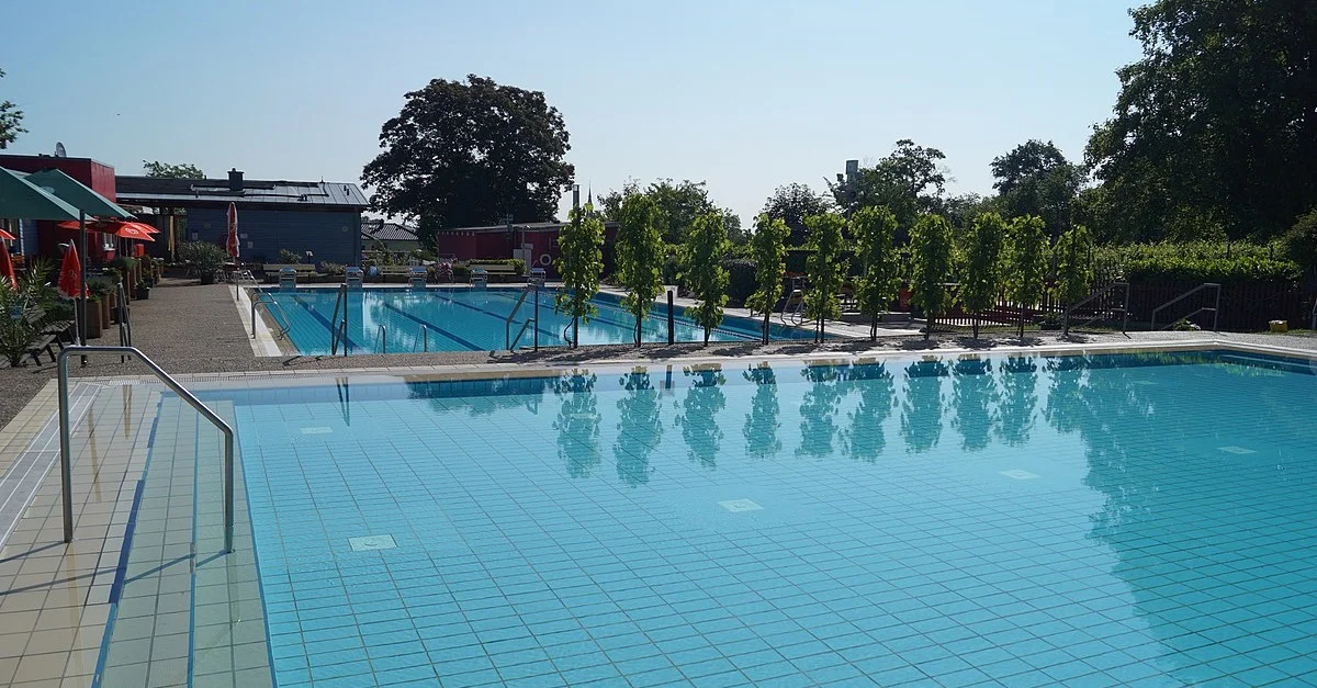 Symbolbild: Freibad Deidesheim via Wikimedia Commons [CC BY-SA 4.0] (Bild zugeschnitten)
