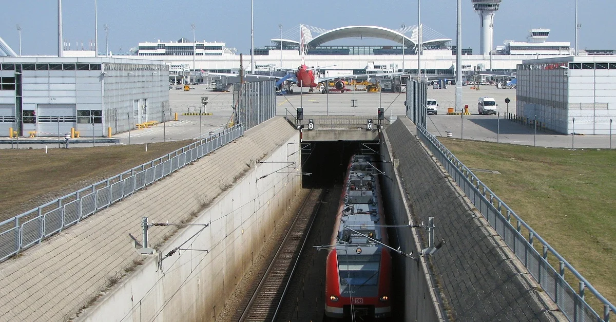 Symbolbild (S-Bahn am Flughafen München &#8222;Franz Josef Straße&#8220;): Wolfgang Pehlemann via Wikimedia Commons [CC BY-SA 3.0] (Bild zugeschnitten)

