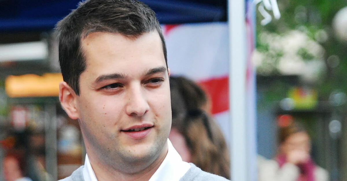 Bild: Dominik Nepp (FPÖ) / GuentherZ [CC BY 3.0], via Wikimedia Commons (Bild zugeschnitten)
