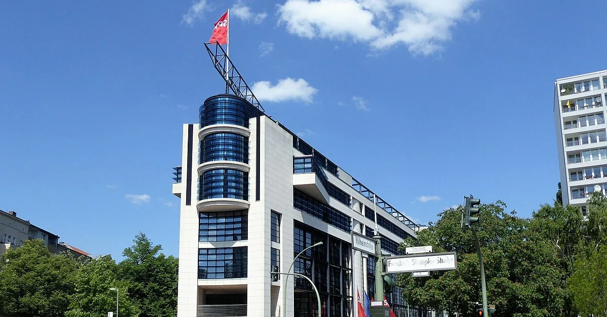Bild: Sitz der Bundeszentrale der SPD / Fridolin freudenfett [CC BY-SA 4.0], via Wikimedia Commons (Bild zugeschnitten)
