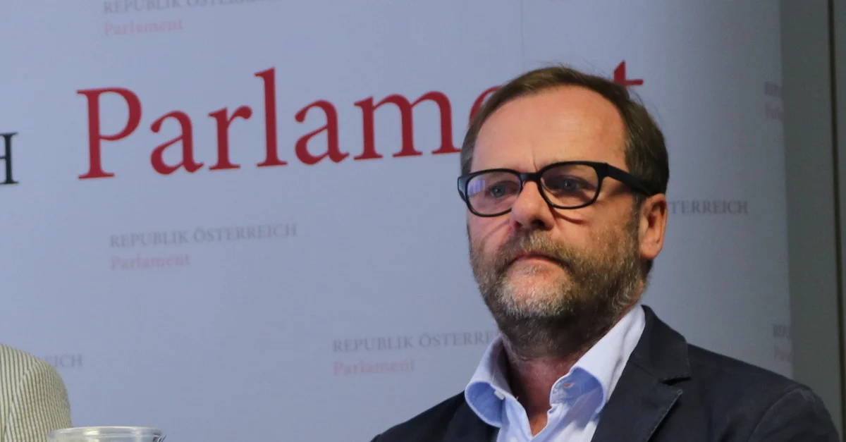 Bild: Sepp Schnellhorn (NEOS) bei einer Pressekonferenz / flickr CC BY-SA 2.0