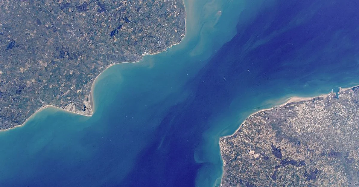 Symbolbild: Ärmelkanal / IBild: SS Expedition 14 (Michael López-Alegría (NASA), Mikhail Tyurin (RSA), Sunita Williams (NASA)); Image Science &amp; Analysis Laboratory, NASA Johnson Space CenterDerivative work including removal of dust spots, grading.: Julian Herzog [Public domain], via Wikimedia Commons (Bild zugeschnitten)
