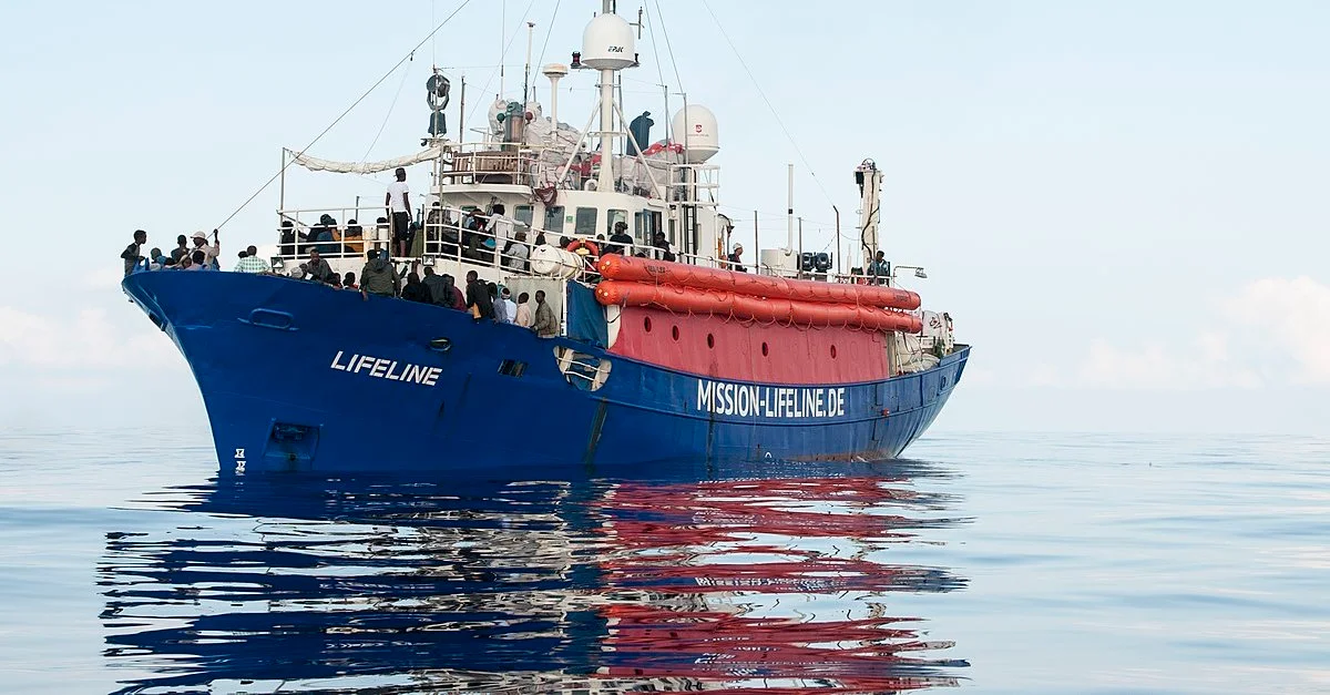 Bild: Schiff der Mission Lifeline / Hermine Poschmann /MISSION LIFELINE [CC BY-SA 3.0], via Wikimedia Commons (Bild zugeschnitten)
