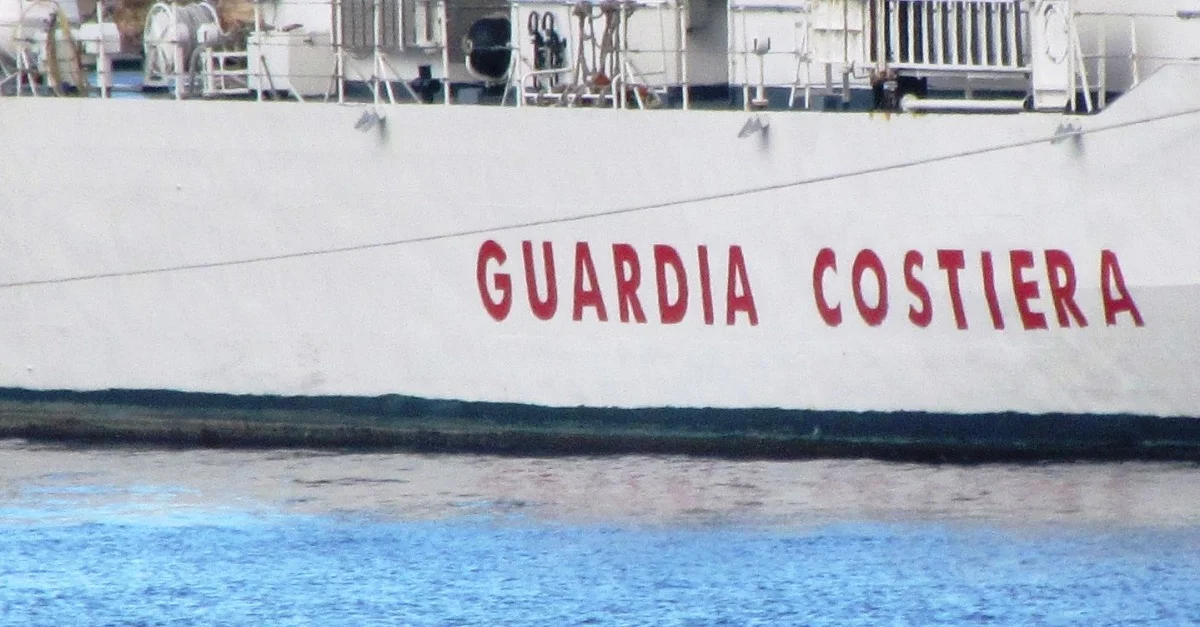 Symbolbild: Schiff der italienischen Küstenwache / Bild: Gaetano56 [CC BY-SA 3.0], via Wikimedia Commons (Bild zugeschnitten)
