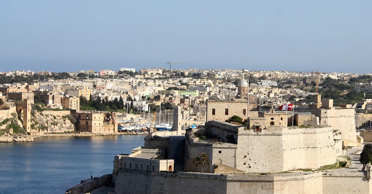 Bild: Die Festung St. Angelo in Vittoriosa / Myriam Thyes [Public domain], via Wikimedia Commons (Bild zugeschnitten)
