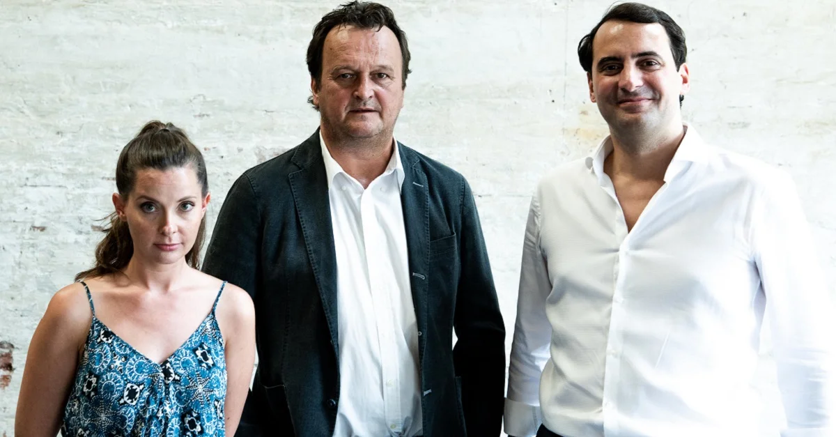 Im Bild: Kandidaten Veronika Bohrn-Mena und Konrad Weiß mit Hanno Settele am Set. Fotocredit: ORF/Neulandfilm/Dorothea Neubacher [honorarfrei bei Programmberichterstattung]
