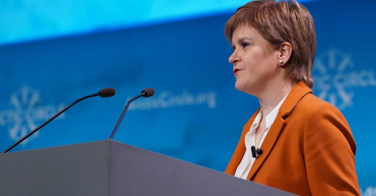 Bild (Nicola Sturgeon 2017): Arctic Circle via Flickr [CC BY 2.0] (Bild zugeschnitten)
