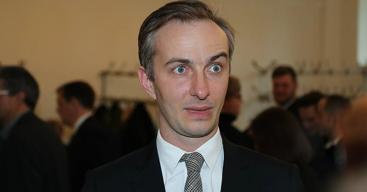 Bild: Der deutsche Satiriker Jan Böhmermann / Bild: Foto: © JCS, via Wikimedia Commons (Bild zugeschnitten)