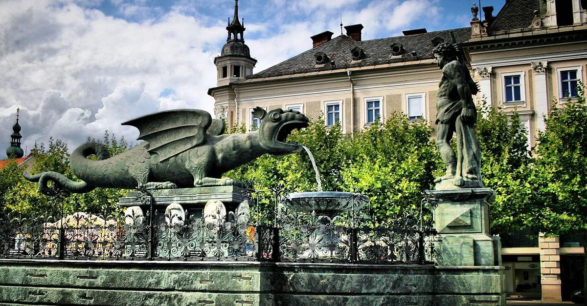Bild: Der Lindwurmbrunnen ist das Wahrzeichen der Stadt Klagenfurt in Kärnten / Bild: Greymouser [CC BY-SA 3.0 at], via Wikimedia Commons (Bild zugeschnitten)
