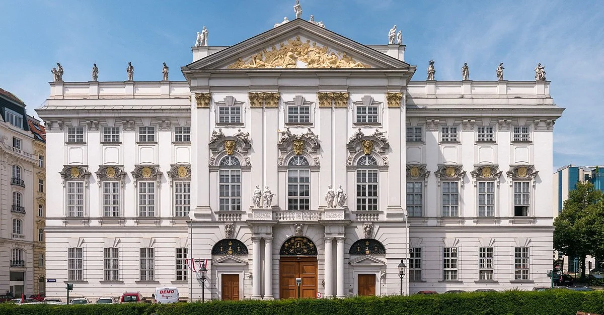 Bild: Sitz des Bundesministeriums für Verfassung, Reformen, Deregulierung und Justiz in Wien / Bild: Thomas Ledl [CC BY-SA 4.0], via Wikimedia Commons (Bild zugeschnitten)
