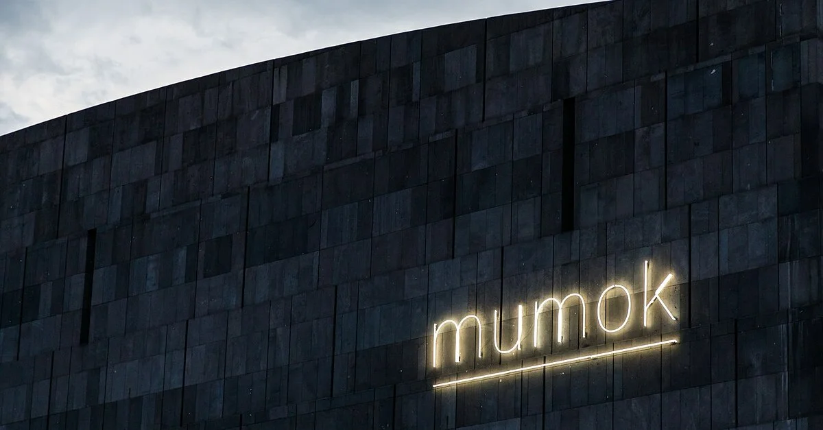 Bild: Das Museum für moderne Kunst (Mumok) in Wien ist eine der teilnehmenden Einrichtungen der heurigen Langen Nacht der Museen / Bild: Dietmar Rabich / Wikimedia Commons / “Wien, MuseumsQuartier, mumok — 2018 — 3081” / CC BY-SA 4.0, via Wikimedia Commons (Bild zugeschnitten)