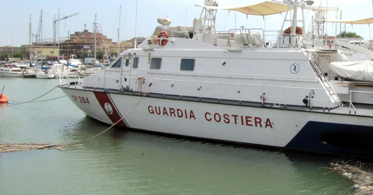 Bild: Schiff der italienischen Küstenwache / Bild: Gaetano56 [CC BY-SA 3.0], via Wikimedia Commons (Bild zugeschnitten)
