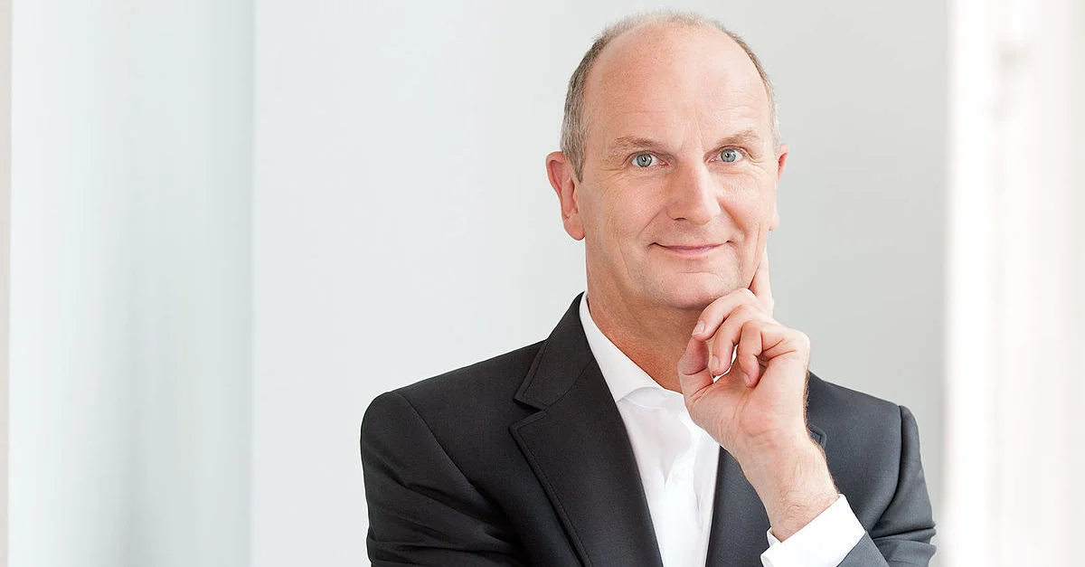 Bild (Dietmar Woidke, SPD): Uwe Klössing – Hoffotografen [CC BY-SA 3.0], via Wikimedia Commons (Bild zugeschnitten)
