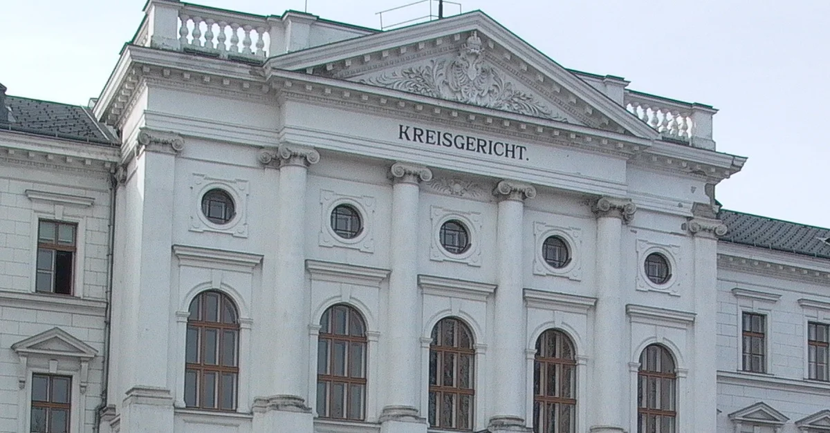 Bild: Landesgericht in Wiener Neustadt / Bild: Onsemeliot [CC BY-SA 3.0], via Wikimedia Commons (Bild zugeschnitten)
