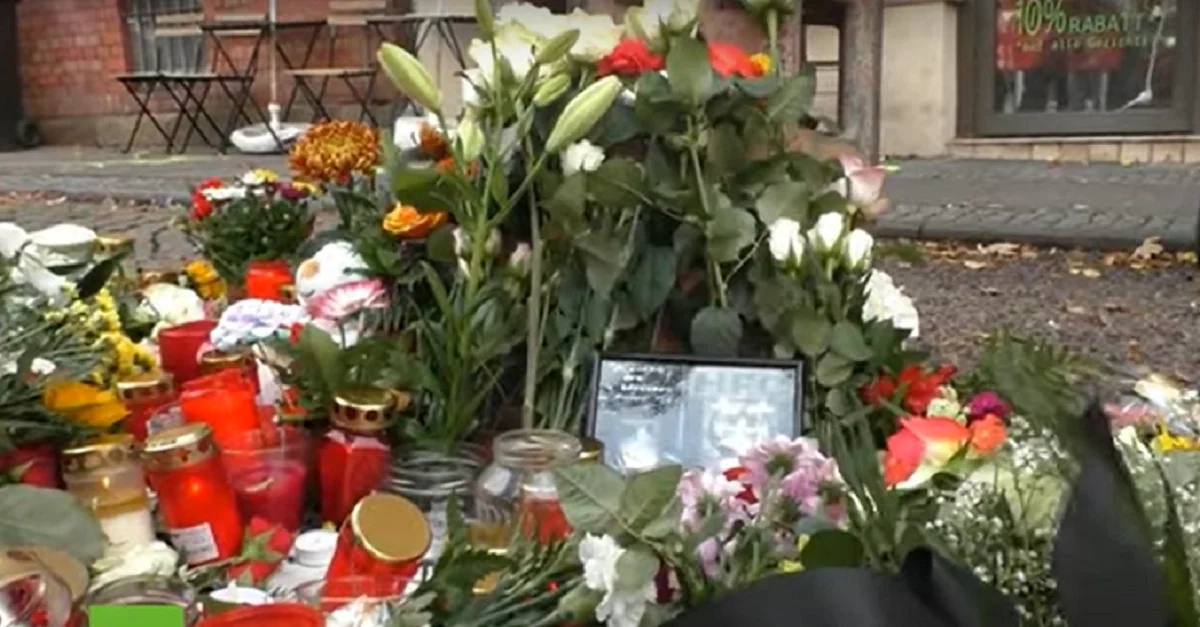 Ein Kurzvideo von &#8222;RT Deutsch&#8220; dokumentiert das Gedenken. Screenshot: YouTube [@ ca. 00:43]
