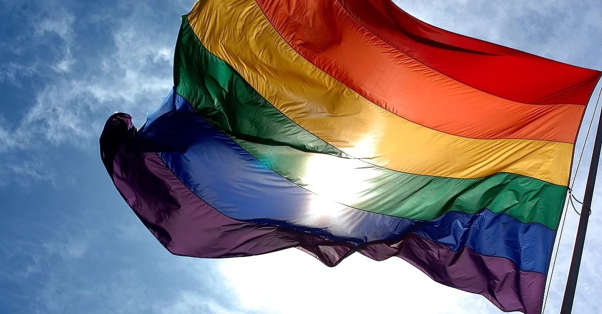 Symbolbild Regenbogenfahne: Ludovic Bertron from New York City, Usa [CC BY 2.0], via Wikimedia Commons [Bild zugeschnitten]
