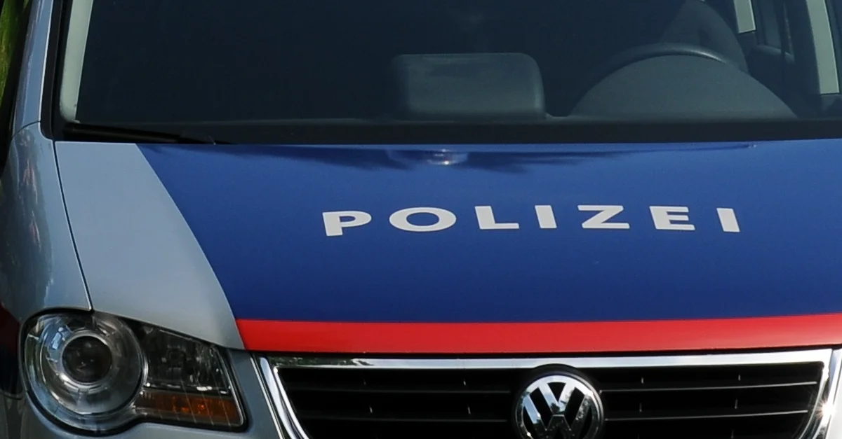 Bild: Österreichische Bundespolizei / Bild: böhringer [CC BY-SA 3.0], via Wikimedia Commons (Bild zugeschnitten)
