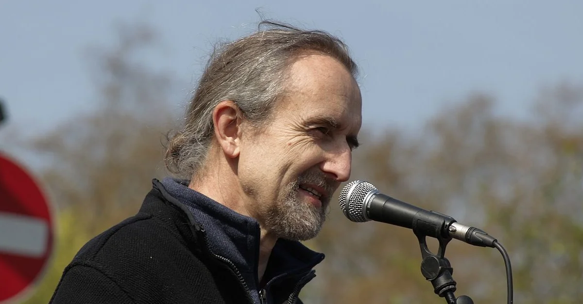 Bild (Roger Hallam): Steve Eason [CC BY-SA 2.0], via Wikimedia Commons (Bild zugeschnitten)
