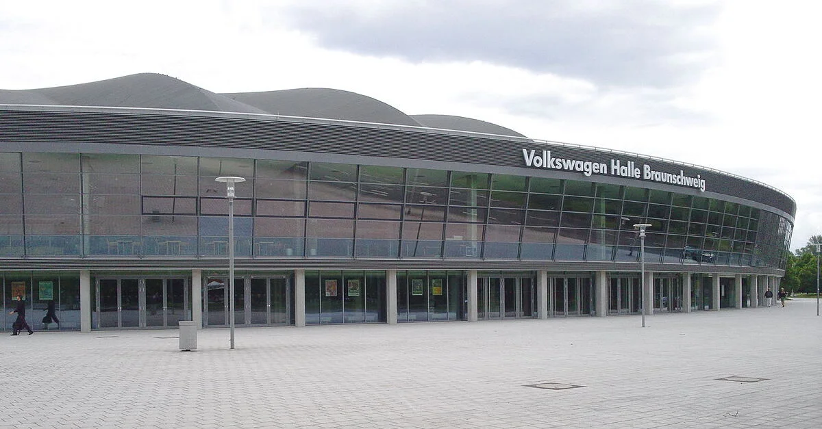 Bild (Volkswagen-Halle Braunschweig): Quersus [CC BY-SA 3.0], via Wikimedia Commons (Bild zugeschnitten)
