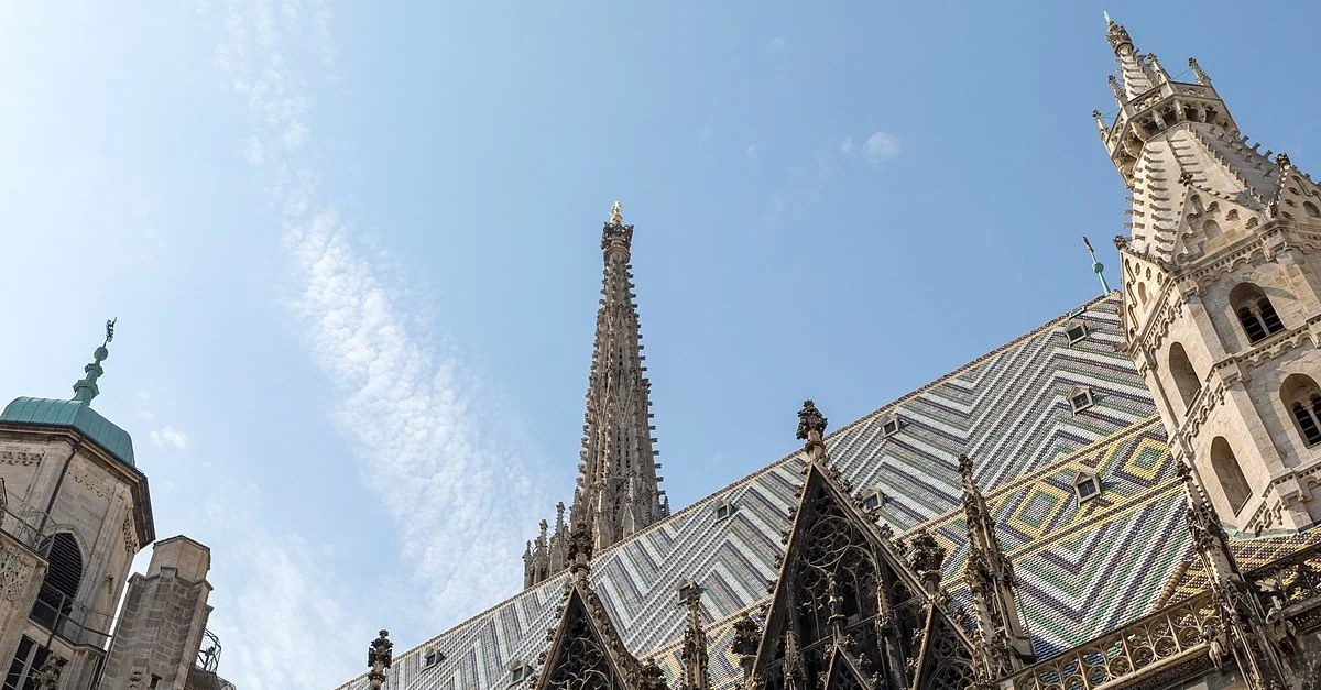 Bild: Wiener Stephansdom / Bild: Dietmar Rabich / Wikimedia Commons / “Wien, Stephansdom — 2018 — 3292” / CC BY-SA 4.0, via Wikimedia Commons (Bild zugeschnitten)
