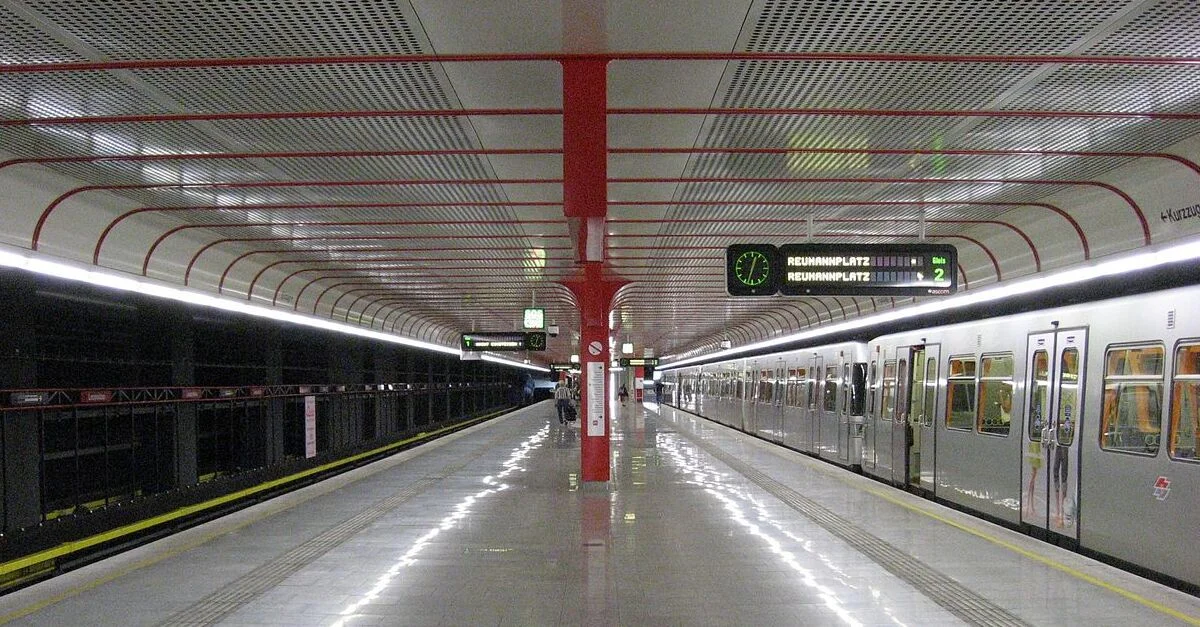 Bild: U-Bahn-Station Leopoldau / Bild: Invisigoth67 [CC BY-SA 3.0], via Wikimedia Commons (Bild zugeschnitten)
