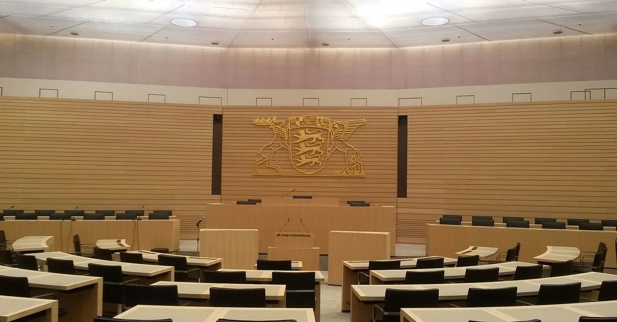 Bild (Landtag Baden-Württemberg): &#8211;Mike Ax (Diskussion) 09:38, 2. Apr. 2017 (CEST) [Copyrighted free use], via Wikimedia Commons (Bild zugeschnitten)
