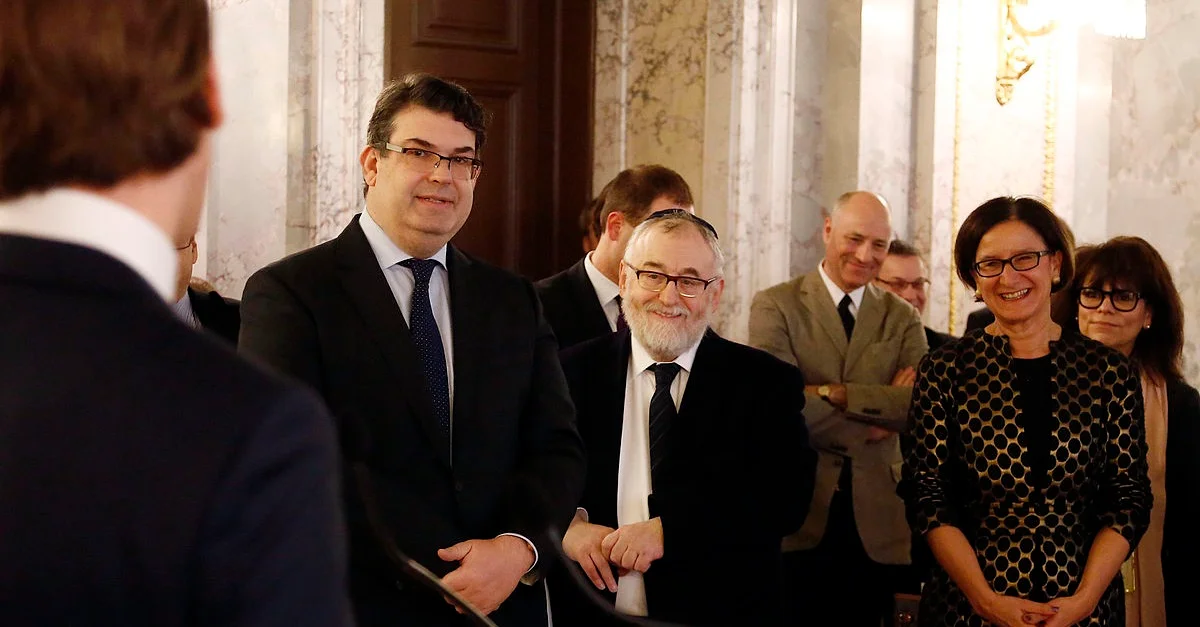 Oskar Deutsch (links im Bild): Bundesministerium für Europa, Integration und Äusseres [CC BY 2.0], via Wikimedia Commons [Bild zugeschnitten]
