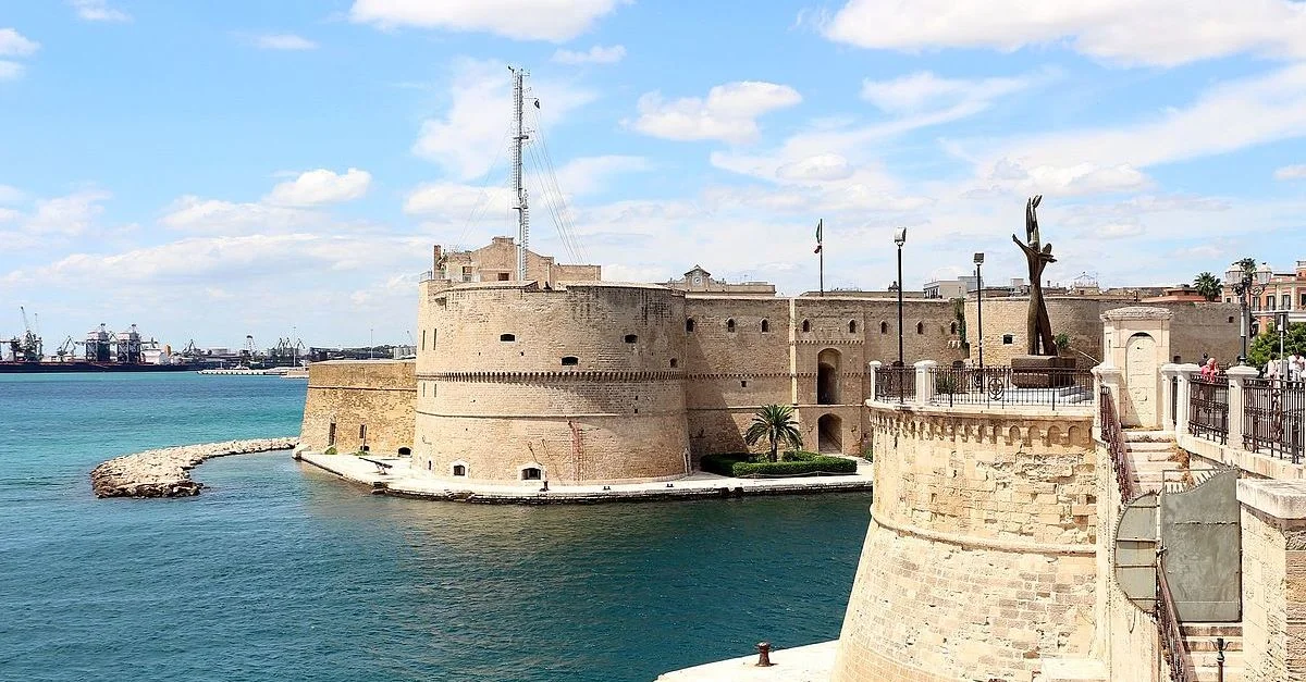 Symbolbild: Die Burg Aragonese im süditalienischen Tarent / Bild: Sailko [CC BY 3.0], via Wikimedia Commons (Bild zugeschnitten) 
