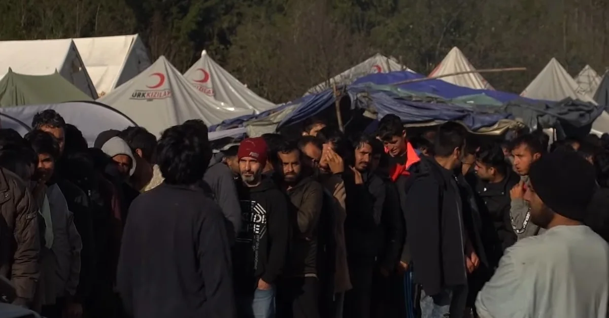 Migranten im Lager Vučjak / Bild: Mario Kunasek via Screenshot YouTube, &#8222;Droht eine neue Asylkrise [Teil 2]&#8220; [@01:22 min]
