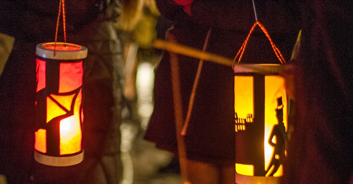 Symbolbild (Laternen bei einem Martinsumzug): HDValentin via Flickr [CC BY-SA 2.0] (Bild zugeschnitten)
