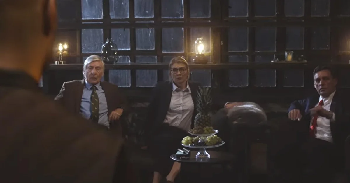 Der Protagonist (Tarek Ebéné) geht auf drei personen zu, welche den AfD-Politikern Alexander Gauland, Alice Weidel und Björn Höcke nachempfunden sind, ehe er ihnen den Garaus macht. Screenshot (Tarek K.I.Z. &#8211; Nach wie vor): YouTube [@03:17]
