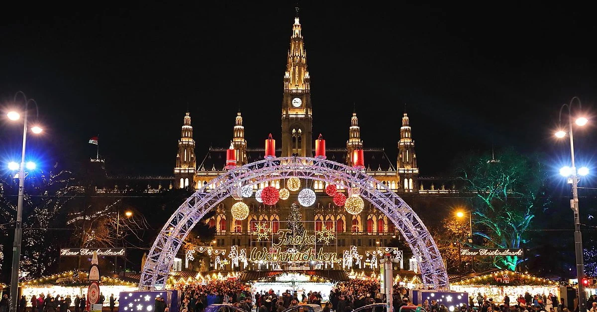 Bild: Christkindlmarkt am Wiener Rathausplatz / Bild: Bwag [CC BY-SA 4.0], via Wikimedia Commons (Bild zugeschnitten)
